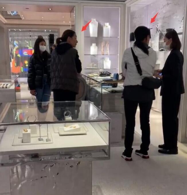 那英带女儿在伦敦买奢侈品,被指嗓门大态度凶,女儿家教严格乖巧