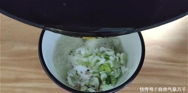面团|玉米面饼这样做,加多一种材料,口感丰富,吃着蓬松柔软,真香
