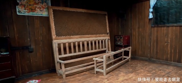 何炅|张子枫双手拿碗跟张艺兴碰,在哥哥面前敷面膜泡脚,没有少女架子