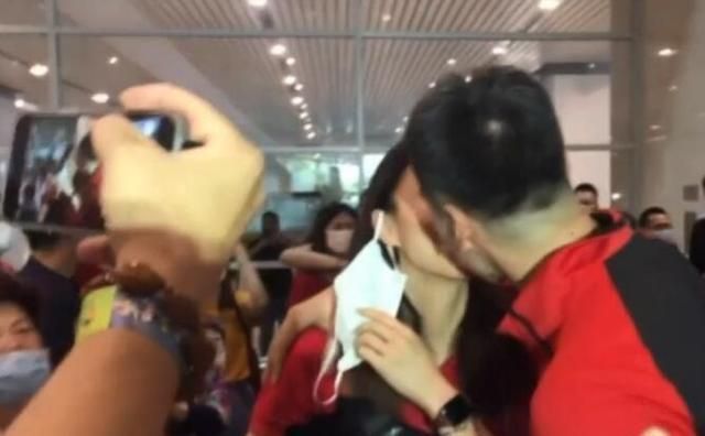 球迷们|浪漫亲吻!李盈莹两大女排队友回天津被求婚,男方激动振臂欢呼