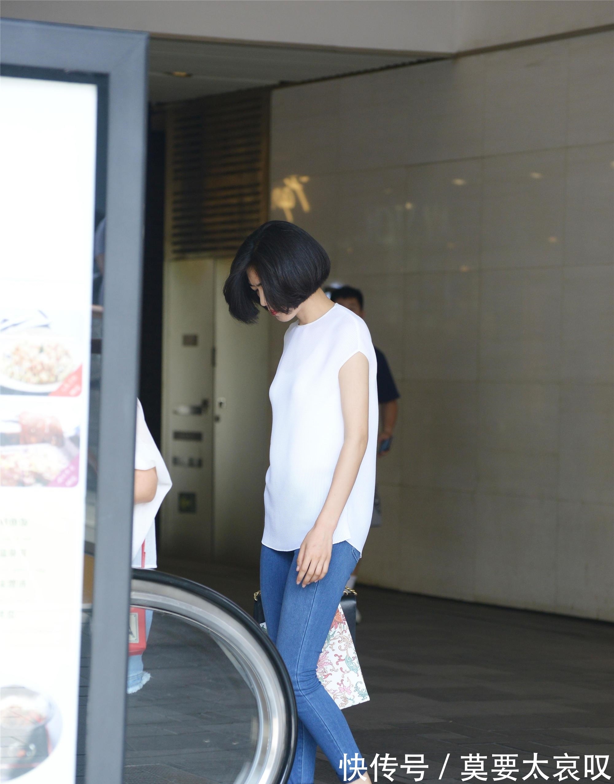 细高跟 蓝色修身牛仔短裤，搭配尖头细高跟单鞋，高挑显身材又有气质