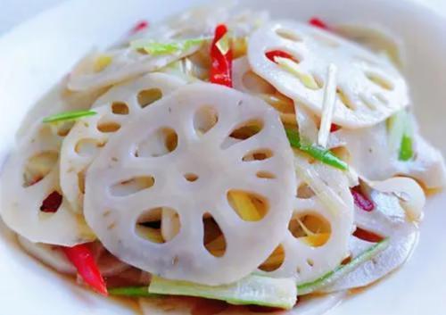 做凉拌莲藕焯水时多加一个料，莲藕不发黑，片片白净，更加脆爽