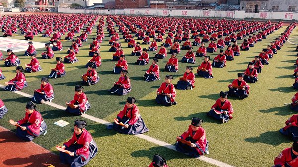  哇！大场面，千名学生朗诵国学，颂扬扶贫经典