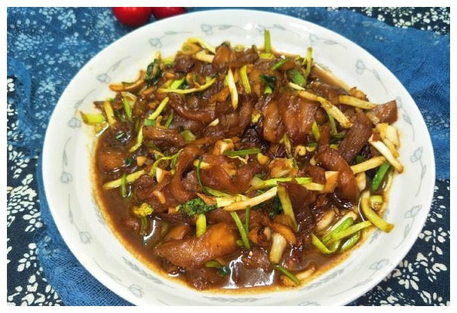 炒茄子，不管圆茄子还是长茄子，按照大厨的方法，茄子香软不发黑