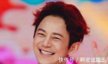 节目录制失控,何炅离席,成龙一脚踹向主持人,网友却说解气