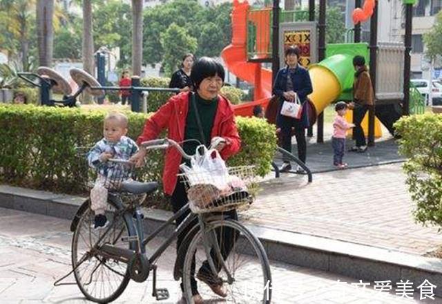 爷爷|“土豪爷爷”火了，推3个孙子出门回头率超高，网友：这车太拉风