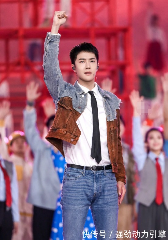 燃爆|“王炸组合”火爆全网,看王一博穿上拼色牛仔,满满青春少年感!