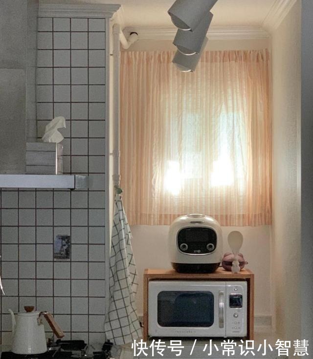 微波炉架|这套76平小房子，上了年纪却充满人情味！狭窄的厨房，一丝不苟！