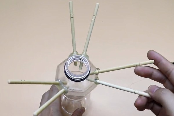 塑料瓶上插几根筷子，放在家里好看又实用，赶快动手做一个吧！