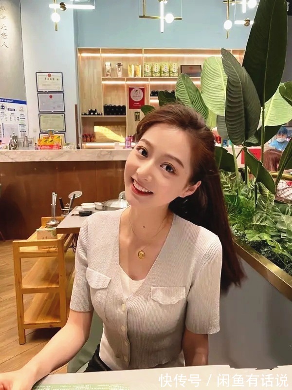 端庄|基础款也高级！“领诵女孩”冯琳穿白衬衫配牛仔裤亮相，美成焦点