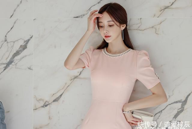 孙允珠|孙允珠时尚穿搭：丝滑珍珠圆领竖纹修身及膝裙