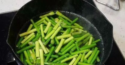 炒蒜苔时,直接炒是大错特错的少了这1步,蒜苔不香,还不入味