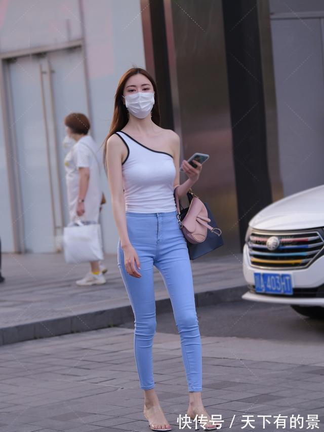 上衣|喇叭型牛仔裤和上衣的质感有很大的不同