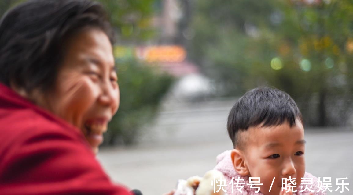 孩子|熊孩子满嘴“口吐芬芳”,奶奶夸真聪明,邻居:这孩子算养毁了