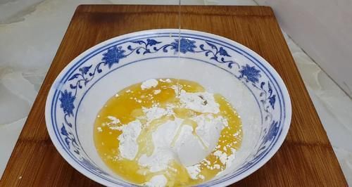 面团|麻花这做法太神奇了，锅里一炸，比油条薯条还香，新手一次就成功