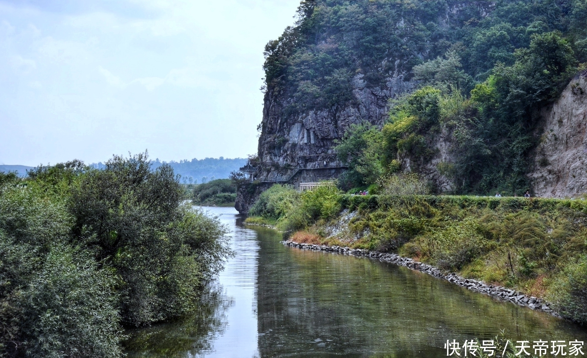 虎山|中朝界河最窄处仅几米宽，真能一步跨？爬上附近长城就能看朝鲜！