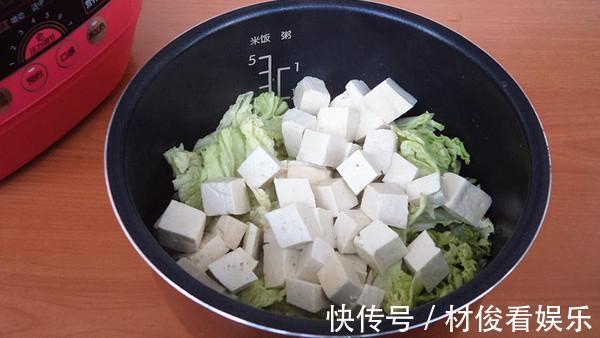 豆腐和“它”搭配,不放调料也很鲜,提高免疫力,冬季要经常吃!