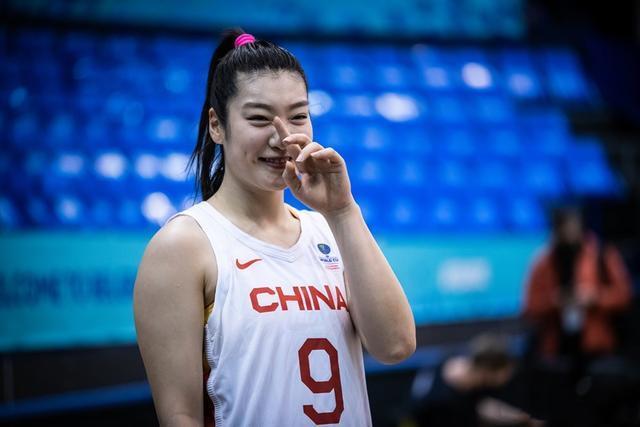 女篮|李梦成小李飞刀,中国女篮开门红;老毛病难改,主帅连发灵魂拷问