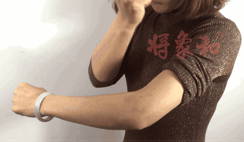 曲池穴|每天敲一敲,排干净身体里的毒素,肠道通了,皮肤也好了