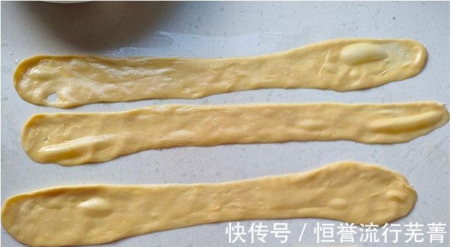 面粉里打入鸡蛋，泡一泡拉一拉，煮好加料拌一拌，三伏天吃真开胃！