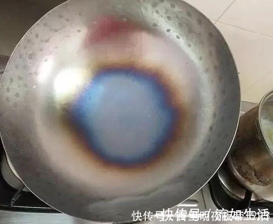 家中铁锅生锈用这个“小玩意”开锅，旧变新，不再生锈，不粘锅
