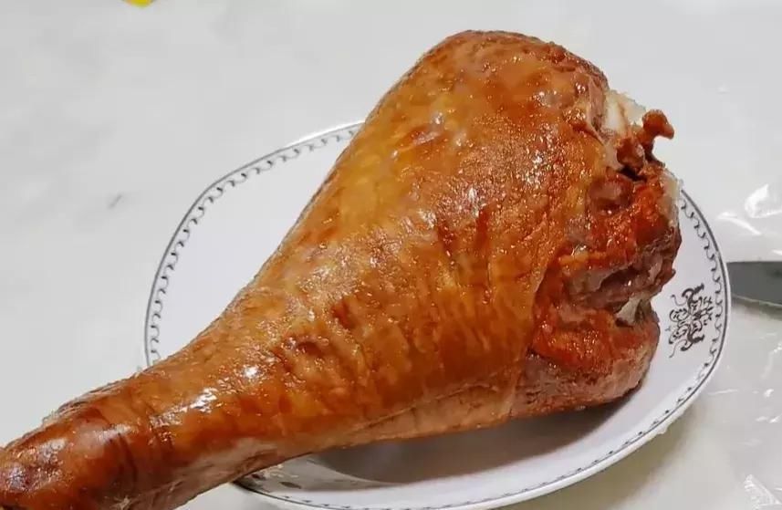 舌尖|85元网购一只三斤重的“火鸡腿”本以为很难吃，尝了一口感觉赚到了！舌尖的味觉