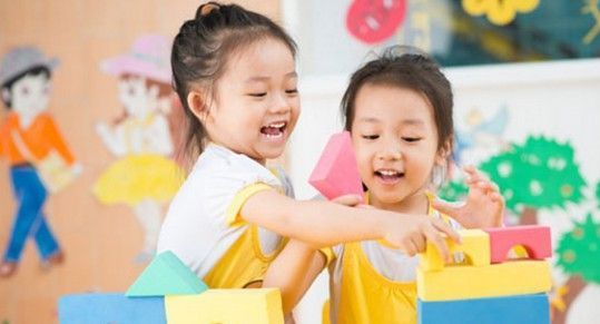 父母|“话多的孩子没出息?”专家:这些优势太明显,父母别盲目打压