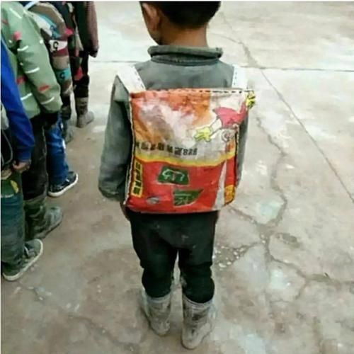 孩子|两个穷人家的“自制书包”扎心了:一个让娃自信,一个让娃自卑