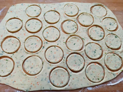 面粉新吃法,无需发面,开水一烫就搞定,个个鼓大泡,比油条还香