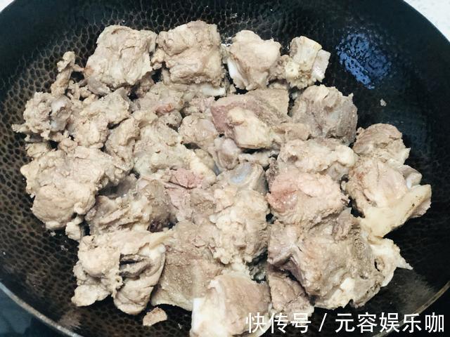 厨子|炖排骨时，上边的浮沫要不要撇干净？听完老厨子的讲解，涨知识了
