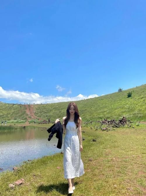 光泽感|女神穿搭无需复杂，简约吊带裙配西装就很美，单穿小性感恰到好处