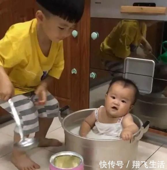 家长|熊孩子在家“炖”弟弟,父母回家惊出一身冷汗:就差点火了