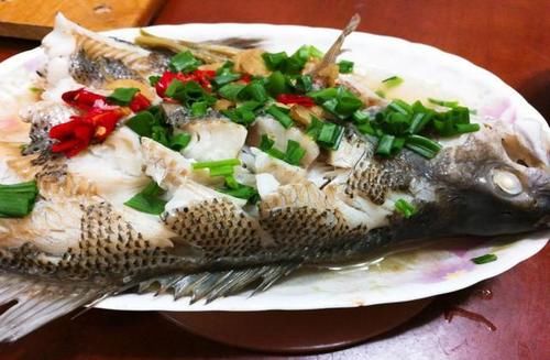  适合|清蒸鱼这样做，不放盐不放料酒还不腥，适合家常制作，健康美味