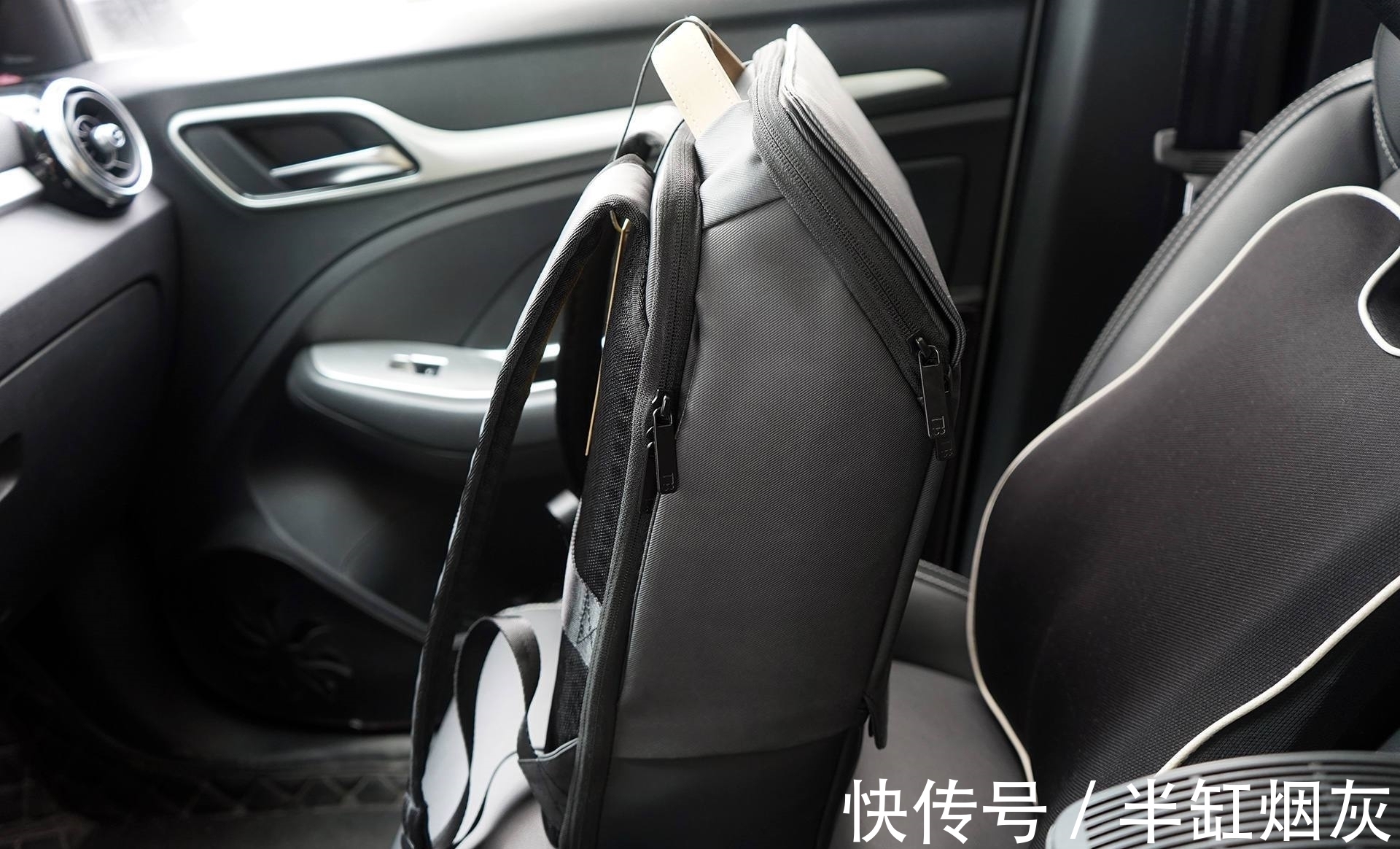 笔者 男人的背包就应该是这样有棱角,不复杂!第一眼就爱上了