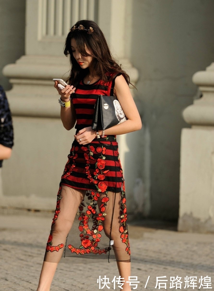 街拍:小姐姐淡粉色体恤搭配黑色牛仔短裤，甜美又迷人！