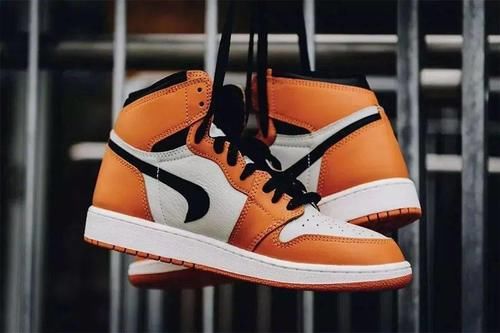 有人买到一双「错版」北卡蓝 AJ1，网友：这运气也太好了！！！