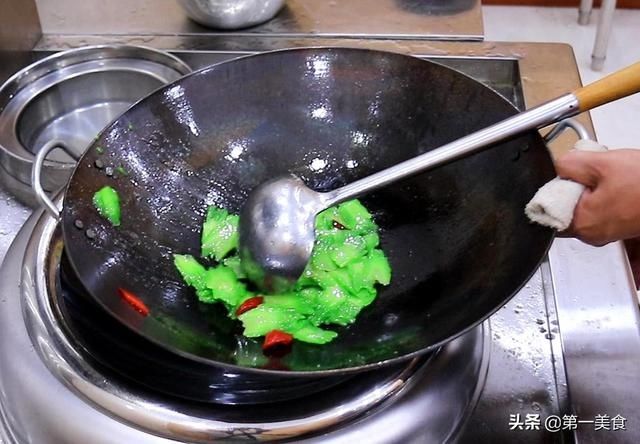 饭店|苦瓜怎么做才能去除苦味，厨师长教你饭店做法，夏天吃清热又开胃