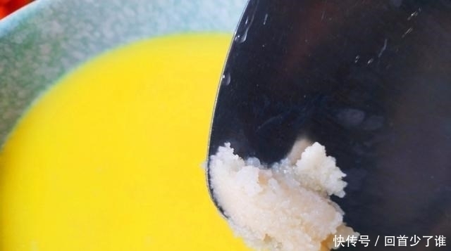 蒸鸡蛋羹时,牢记“加3样”,蛋羹细嫩鲜美,光滑如镜