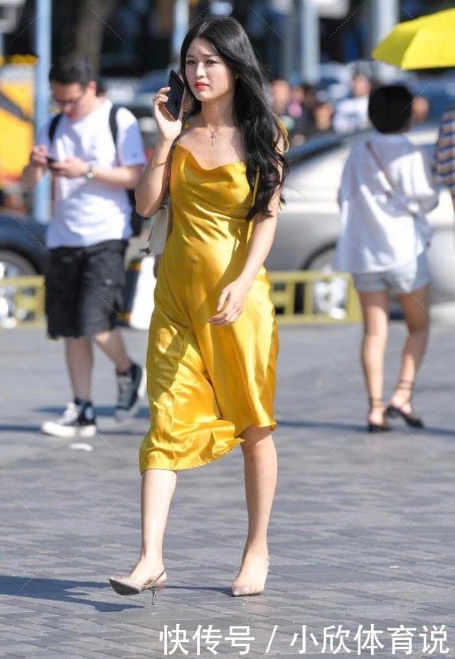 大方|蛋黄色低领连衣裙搭配尖头高跟鞋,俏皮可爱,自信大方