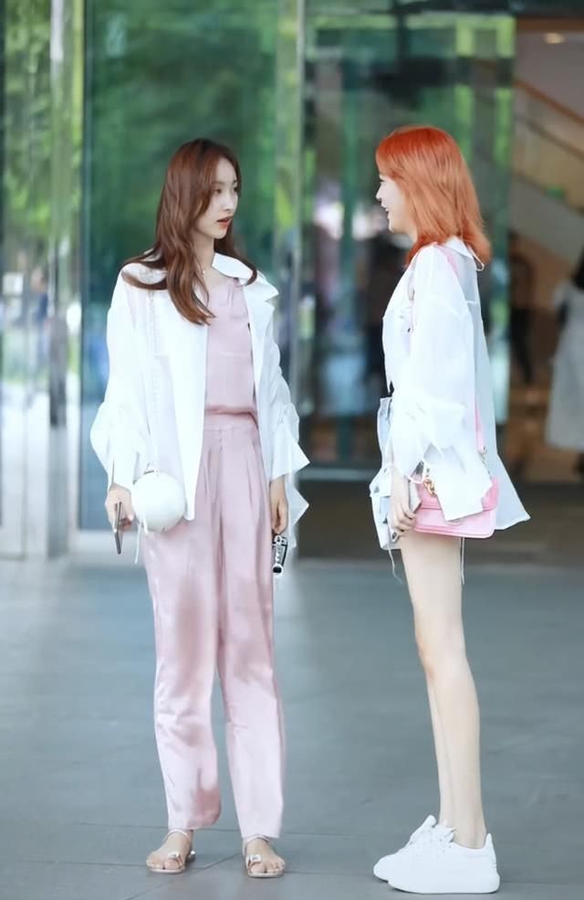 鞋底的厚度是闺蜜的8倍，想当“花”，不料裤子出毛病了，太矮了