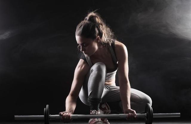 杠铃|锻炼胸部肌肉，需要多变的训练动作，多方面刺激胸部肌肉