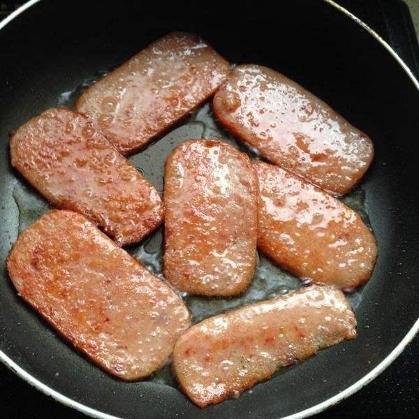 垃圾食品|几种你爱吃的食物，其实都是垃圾食品有面、有汤，还有午餐肉