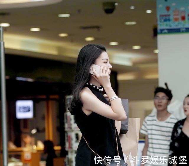 百搭 春天,选择一字带凉鞋,学习时髦精的“一鞋多穿”,简约又百搭!