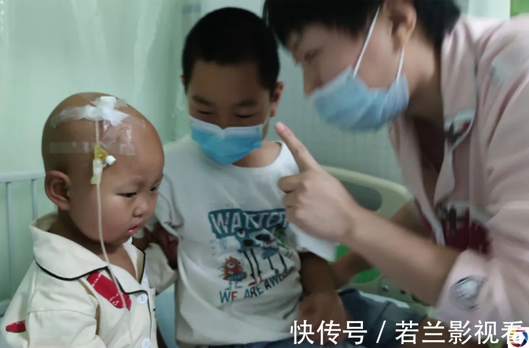 小女儿|病房里,10岁哥哥暑假帮妈妈照顾患病的妹妹,看了让人心疼