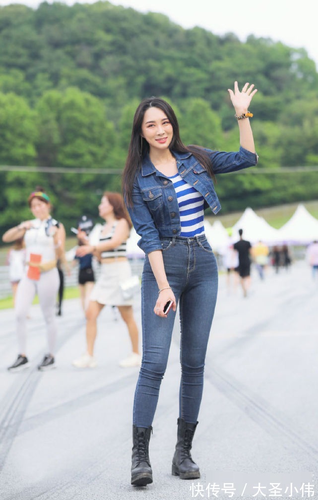 女生们 美女街拍:一条修身的牛仔裤搭一件短款的牛仔夹克衫,造型风格休闲又个性