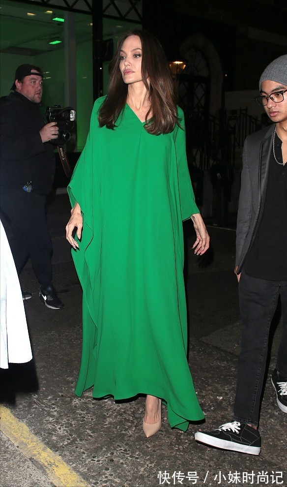 高跟鞋 安吉丽娜·朱莉瘦出骨感,穿宽松“睡衣裙”也遮不住,还是胖点好