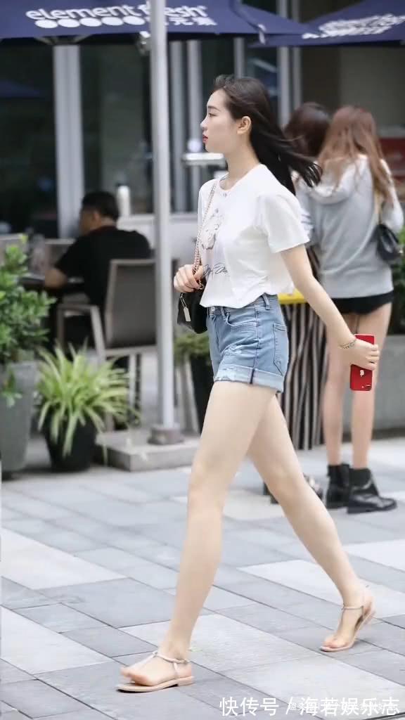 白色t恤|偶遇“清纯可人”小姐姐，白色T恤搭配牛仔短裤，少女感十足