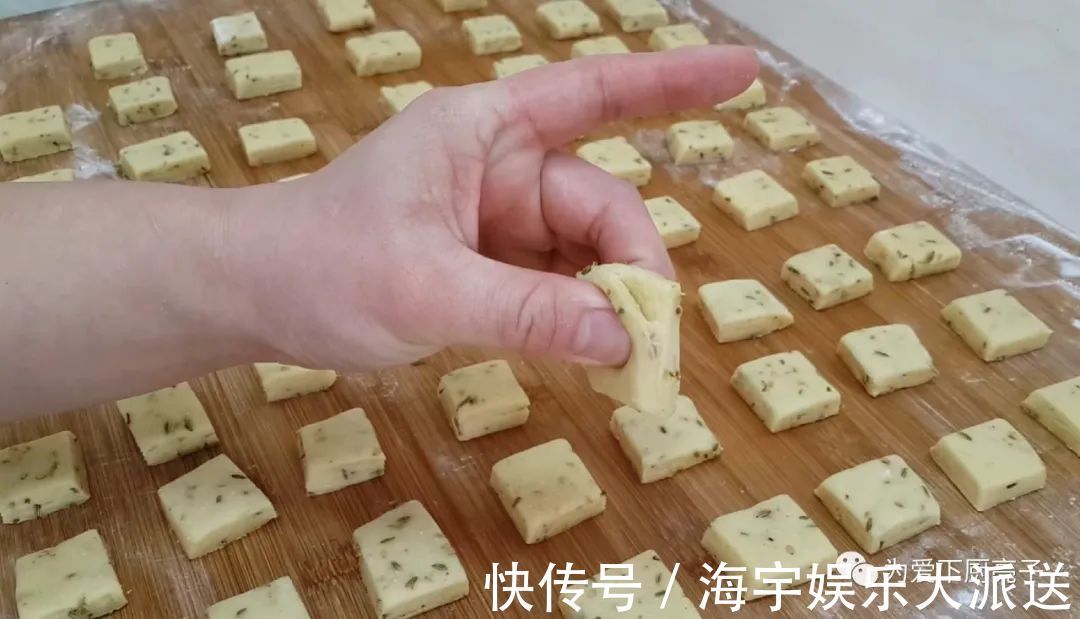 零食|孩子想吃零食不用买，擀一擀切一切，出锅比麻花都好吃，太香了