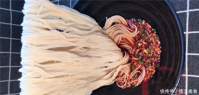 喜欢吃面条的一定要学,早餐教你在家简单一做,色香味俱全