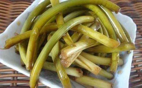  爽口|蒜苔别再炒着吃，试试这样腌蒜苔，爽口开胃的下饭菜，久放不坏